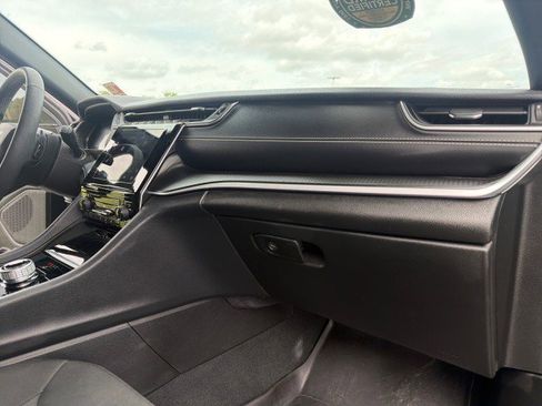 Used 2025 Jeep Grand Cherokee L Laredo image 24