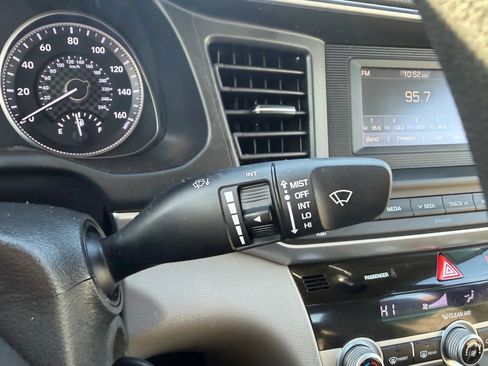 Used 2020 Hyundai Elantra SE image 21