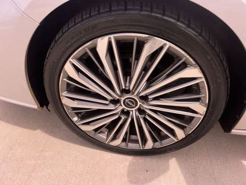 Used 2023 Nissan Altima 2.5 SL FWD image 9