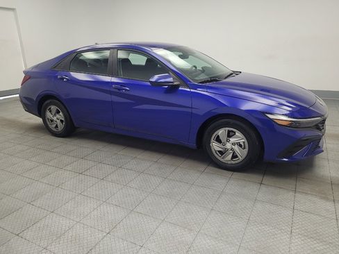 Used 2025 Hyundai Elantra SE FWD image 11