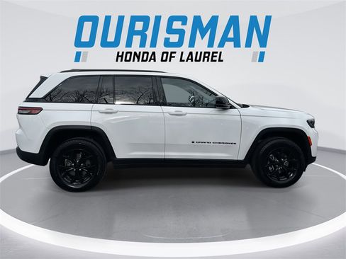 Used 2024 Jeep Grand Cherokee Altitude image 9