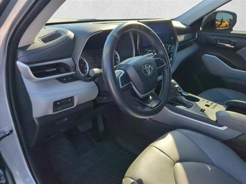 Used 2023 Toyota Highlander XLE image 11