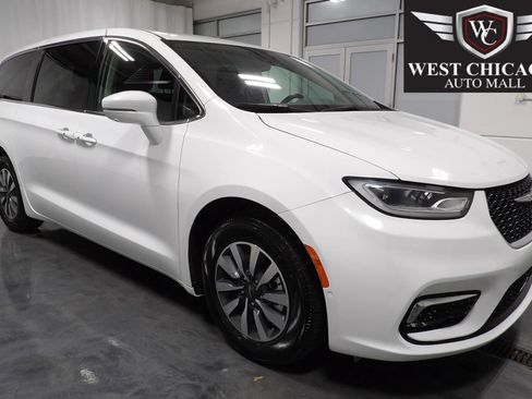 Used 2022 Chrysler Pacifica Touring-L w/ Uconnect Theater Family Group image 1