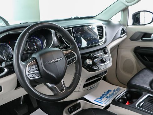 Used 2024 Chrysler Pacifica Touring-L FWD image 22