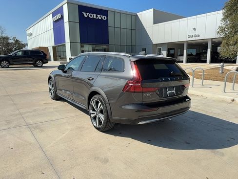 Certified 2025 Volvo V60 B5 Cross Country Plus image 4
