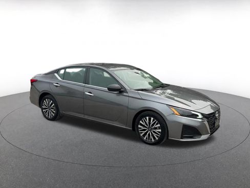 Used 2025 Nissan Altima 2.5 SV FWD image 2