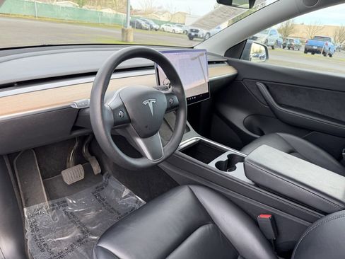 Used 2022 Tesla Model Y Long Range image 16