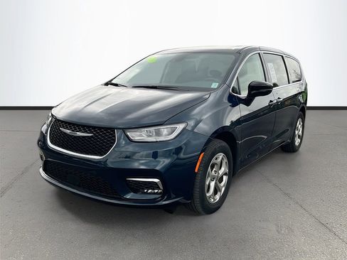 Used 2024 Chrysler Pacifica Limited image 3