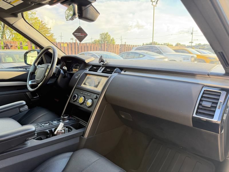 Used 2020 Land Rover Discovery Landmark AWD/4WD image 32
