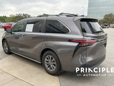 Used 2021 Toyota Sienna XLE image 4