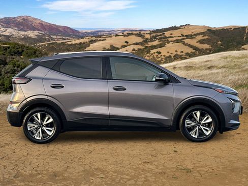 Used 2022 Chevrolet Bolt EUV LT w/ Convenience Package image 3