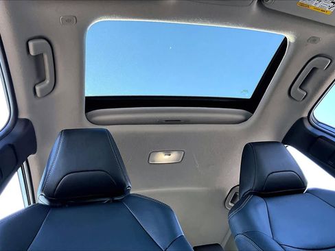 Used 2025 Toyota Corolla Cross XLE w/ Convenience Package image 14