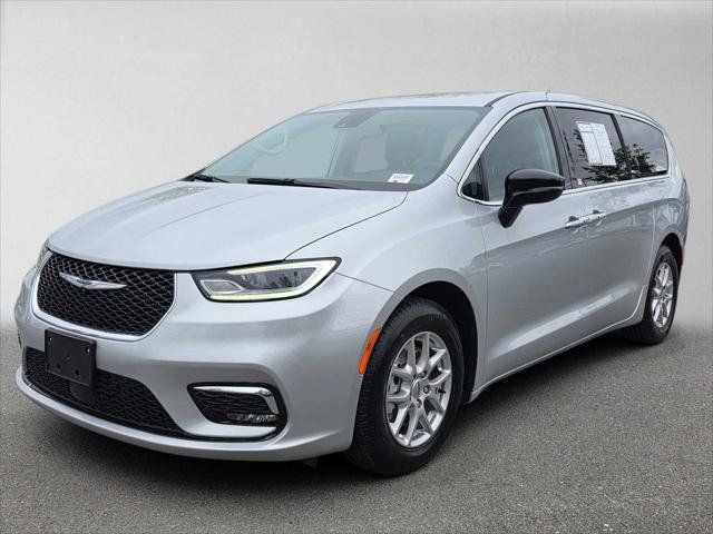 Used 2024 Chrysler Pacifica Touring-L FWD image 7