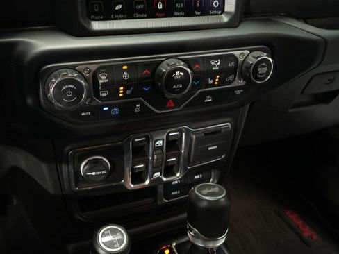 Used 2022 Jeep Wrangler Unlimited Sahara w/ Cold Weather Group AWD/4WD image 42