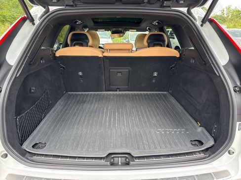 Used 2019 Volvo XC60 T5 Momentum w/ Multimedia Package AWD/4WD image 14