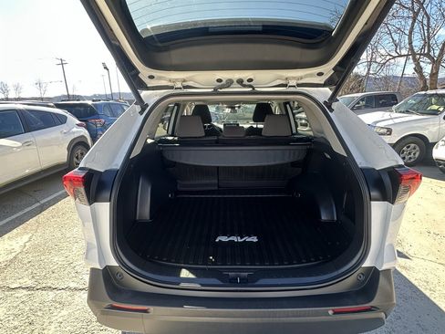 Used 2020 Toyota RAV4 XLE w/ Convenience Package image 17