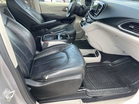 Used 2017 Chrysler Pacifica Touring-L FWD image 29