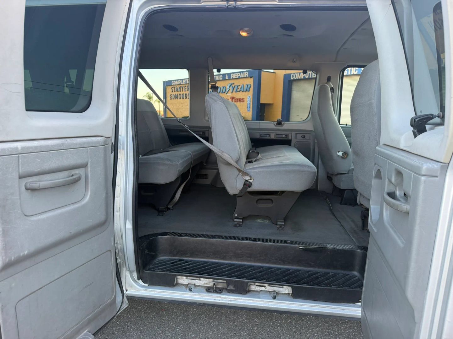 Used 2006 Ford E-350 and Econoline 350 XLT RWD image 15