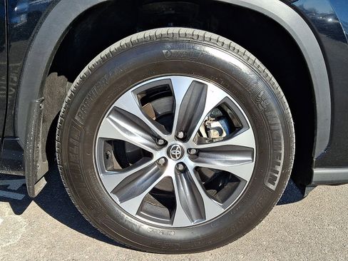 Used 2025 Toyota Highlander XLE image 8