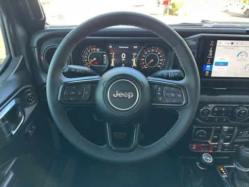 Used 2025 Jeep Gladiator Mojave w/ Convenience Group AWD/4WD image 9