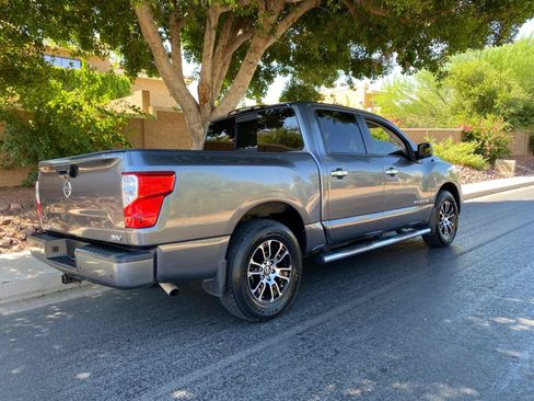 Used 2021 Nissan Titan SV w/ SV Convenience Package RWD image 3