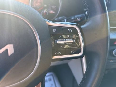 Used 2024 Kia Carnival LX image 21