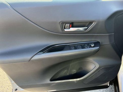 Used 2021 Toyota Venza LE image 30