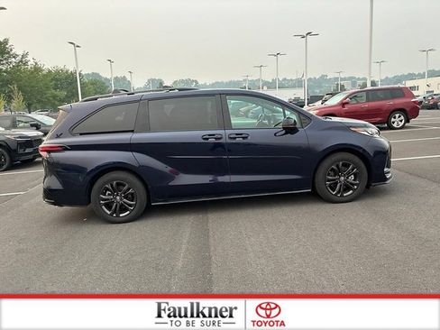 Used 2025 Toyota Sienna XSE w/ XSE Plus Package AWD/4WD image 6