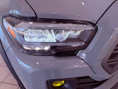 Used 2021 Toyota Tacoma TRD Off-Road w/ Technology Package AWD/4WD image 14