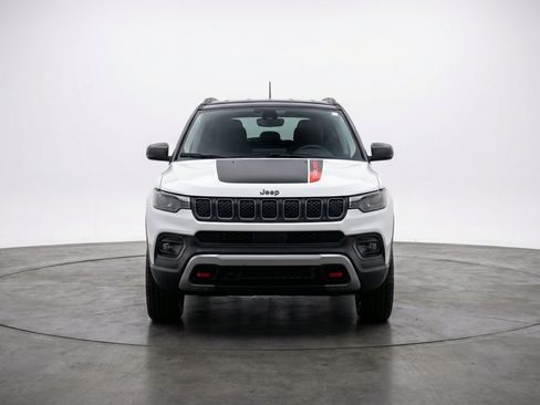 Used 2025 Jeep Compass Trailhawk AWD/4WD image 2