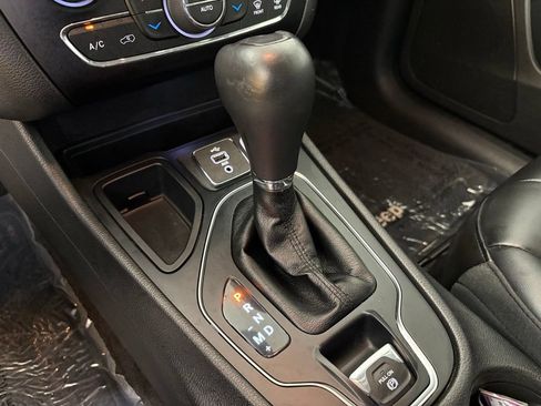 Used 2019 Jeep Cherokee Latitude Plus w/ Comfort/Convenience Group FWD image 29