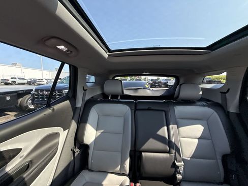 Used 2022 GMC Terrain SLT w/ Tech Package FWD image 11