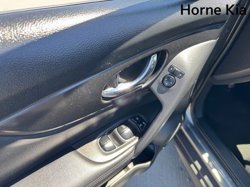 Used 2017 Nissan Rogue SV image 11