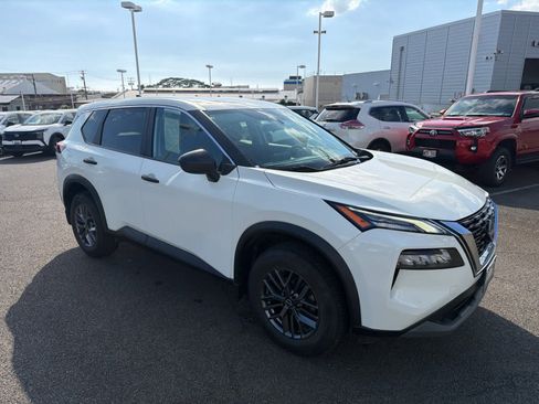 Used 2023 Nissan Rogue S image 2