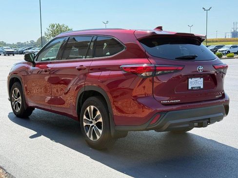 Used 2021 Toyota Highlander XLE AWD/4WD image 6