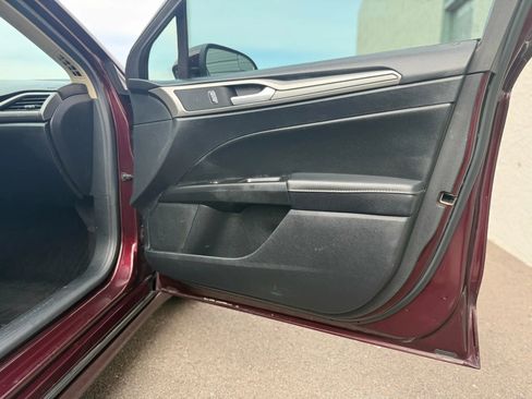 Used 2017 Ford Fusion SE w/ Fusion SE Technology Package image 18