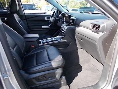 Certified 2022 Ford Explorer XLT w/ Equipment Group 202A image 4