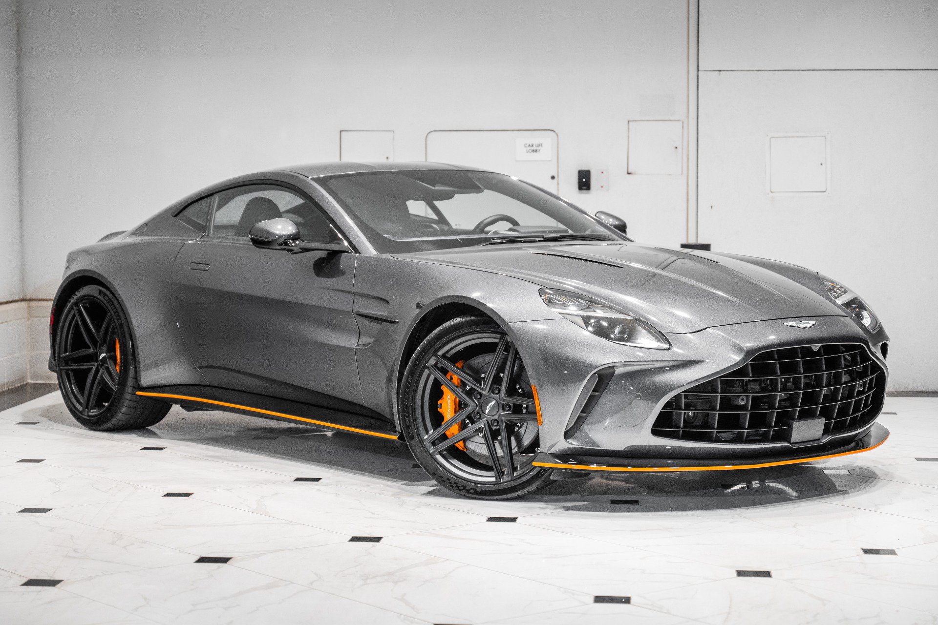 Used 2025 Aston Martin V8 Vantage Coupe RWD image 36