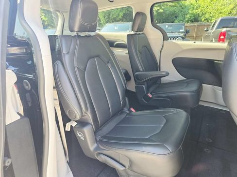 Certified 2024 Chrysler Pacifica Touring-L AWD/4WD image 16