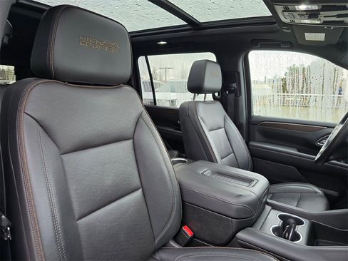 Used 2022 Chevrolet Suburban High Country image 11