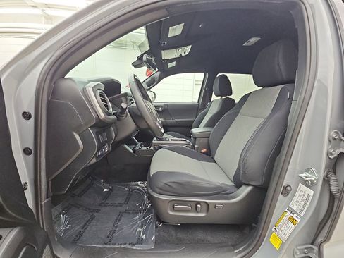 Used 2021 Toyota Tacoma TRD Sport w/ Technology Package AWD/4WD image 11