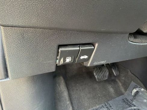 Used 2023 Nissan Versa SV FWD image 17