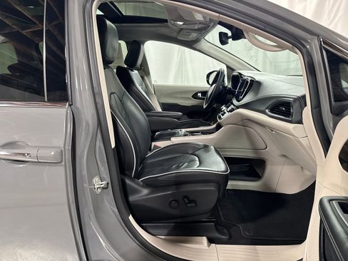 Used 2023 Chrysler Pacifica Limited FWD image 14