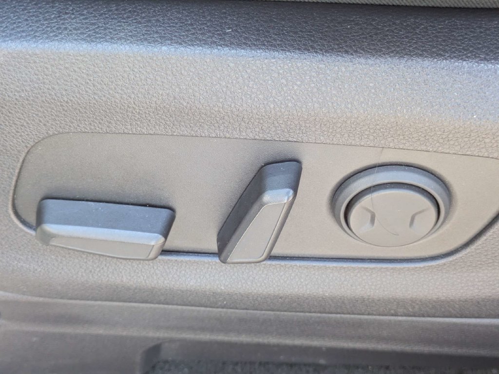 Used 2024 Kia Carnival EX FWD image 25