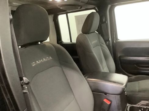 Used 2020 Jeep Wrangler Unlimited Sahara w/ Uconnect 4C Nav & Sound Group AWD/4WD image 25