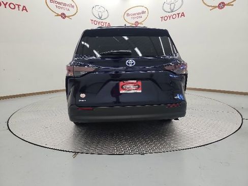 Used 2025 Toyota Sienna XLE FWD image 7