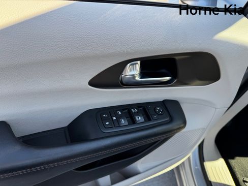 Used 2017 Chrysler Pacifica Touring-L image 11