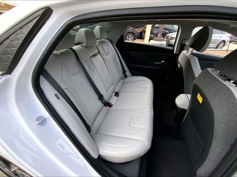 Certified 2025 Hyundai Elantra Limited image 19