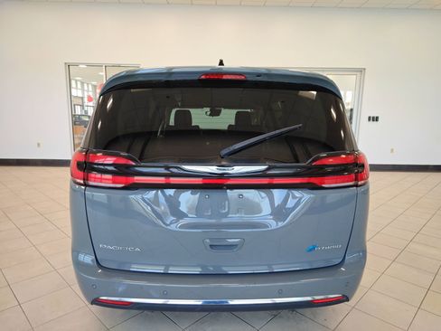 Used 2023 Chrysler Pacifica Touring-L FWD image 4