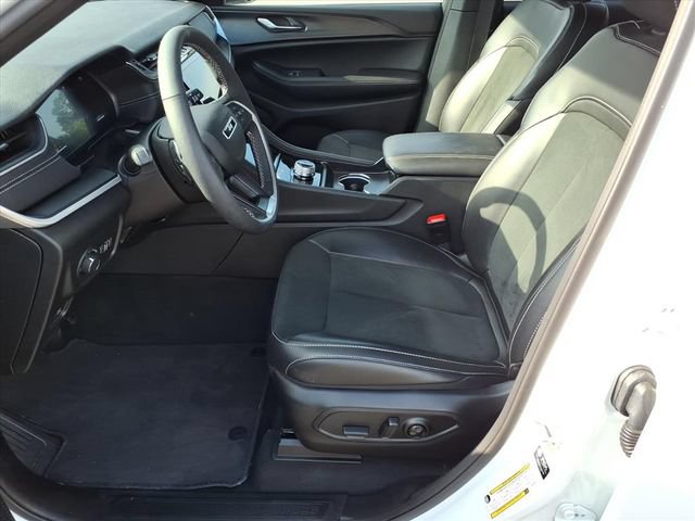 Used 2025 Jeep Grand Cherokee L Altitude AWD/4WD image 12